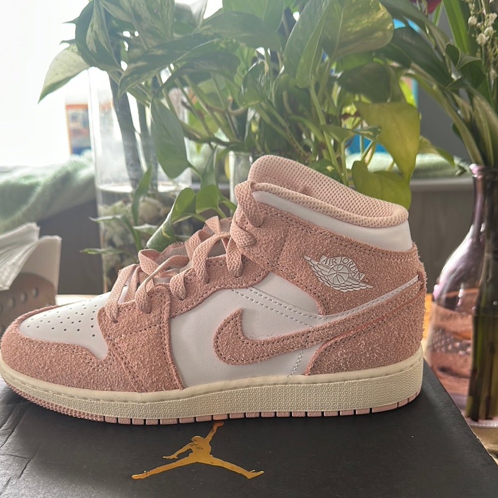 Air Jordan 1 Mid SE in Pink and White